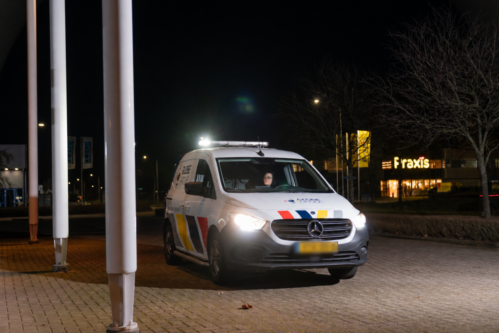 Bedrijfswagen van Globe Group rijdt ’s avonds met verlichting aan over een bedrijventerrein.
