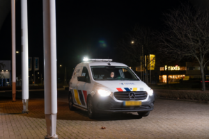 Bedrijfswagen van Globe Group rijdt ’s avonds met verlichting aan over een bedrijventerrein.