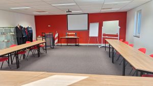 Leslokaal met presentatiemiddelen en praktijkmaterialen