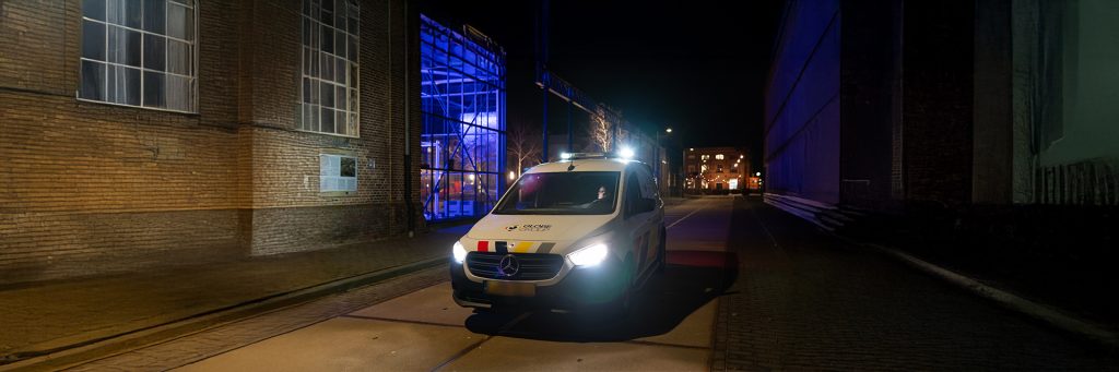 Surveillancewagen van Globe Group rijdt ’s nachts door industrieel gebied