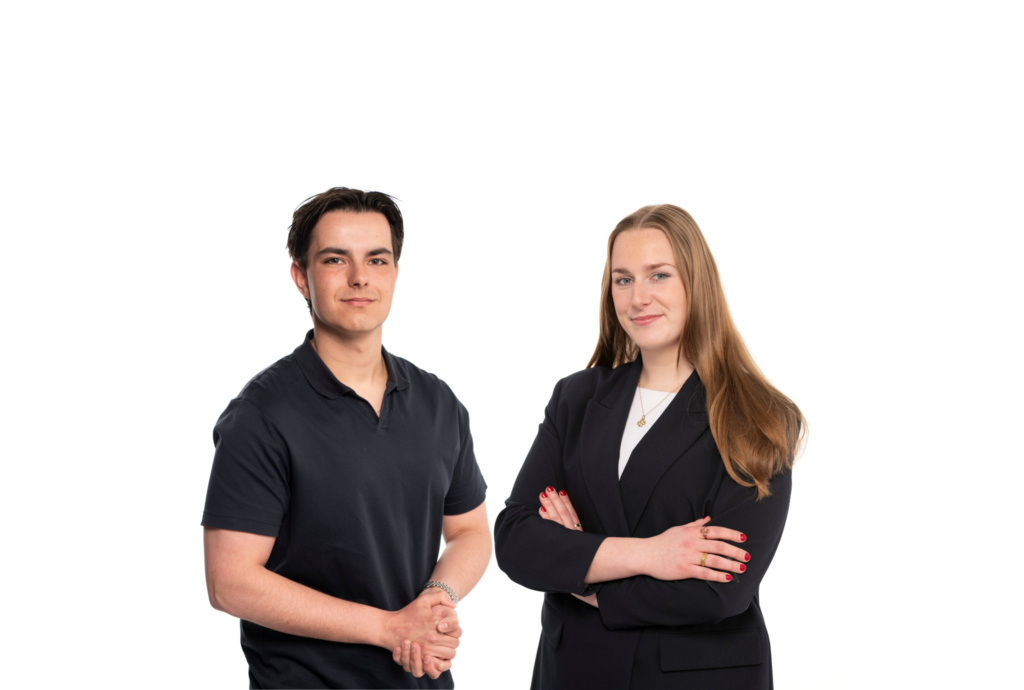 Twee jonge professionals poseren samen voor een witte achtergrond.
