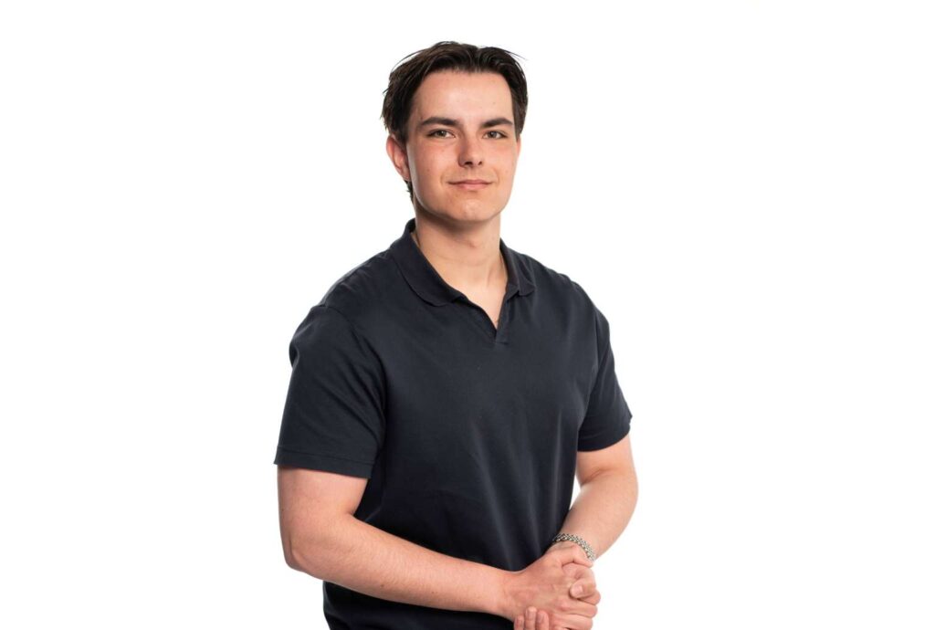 Portret van jonge man in donker polo shirt met lichte achtergrond