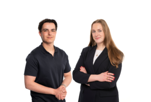 Twee jonge professionals poseren samen voor een witte achtergrond.