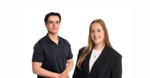 Twee jonge professionals glimlachend op een lichte achtergrond