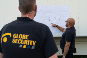 Beveiligers analyseren bouwtekening voor risico-inventarisatie op locatie