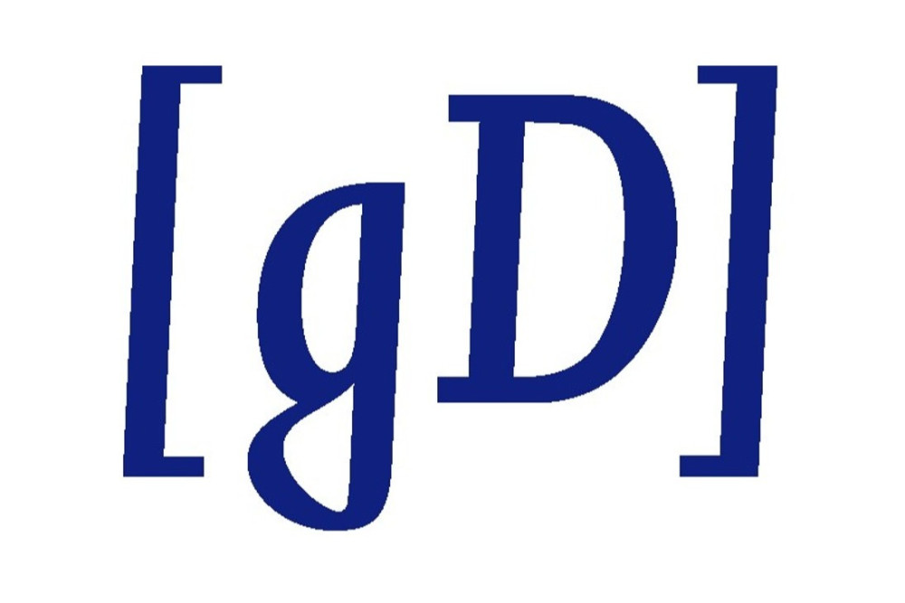 Blauw logo met gespiegeld monogram van de letters G en D tussen vierkante haken op een lichtgrijze achtergrond.